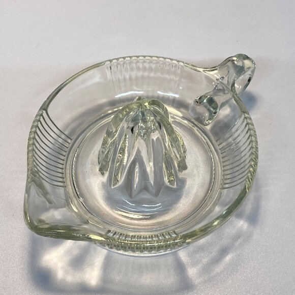 Vintage Federal Clear Glass Citrus Juicer Reamer Loop Handle Spout Farmhouse - Picture 2 of 12